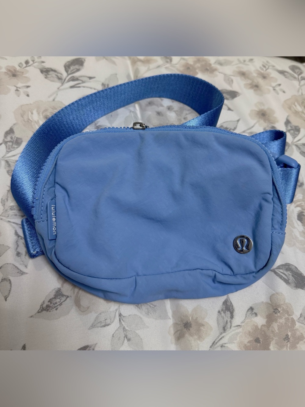 lululemon athletica Blue everywhere belt bag 1L mint condition